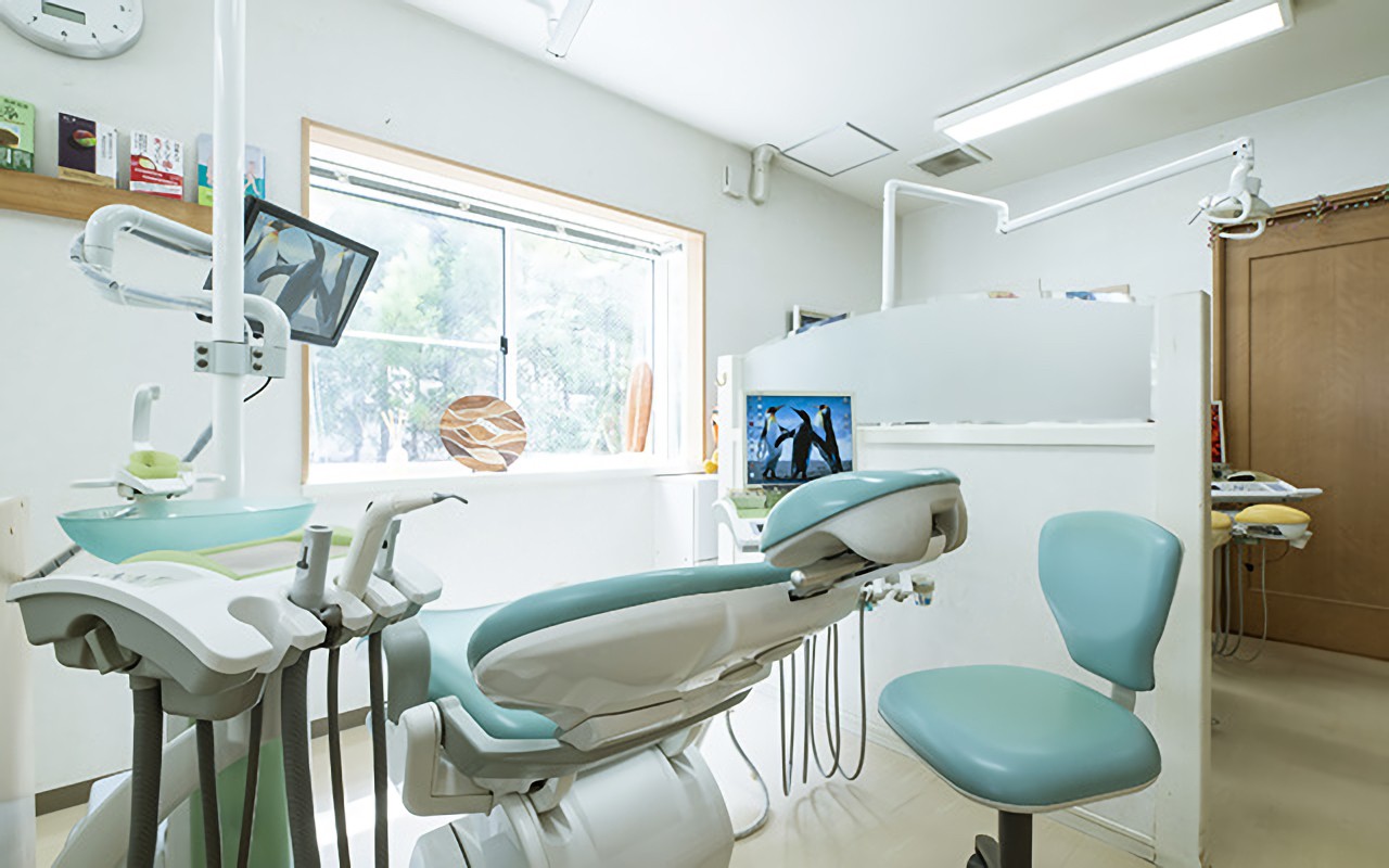 ①医院外観②待合室③ユニット