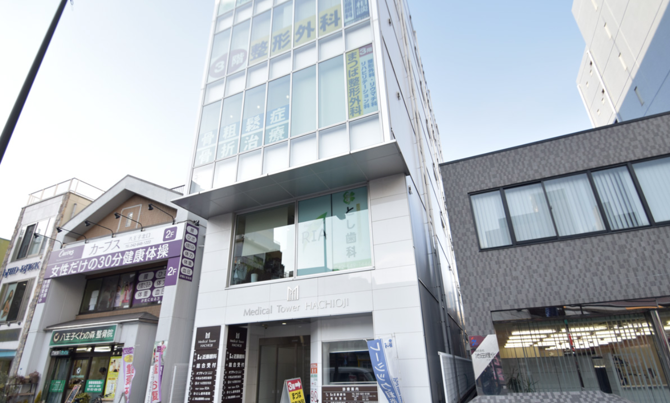 ①クリニック外観　②受付　③待合室