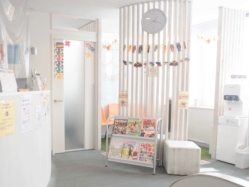 ①クリニック外観②明るい待合室③清潔な院内