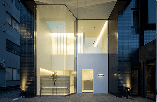 ①加賀歯科医院②患者様とのコミュニケーションを重視した診療台③完全個室のオペ室