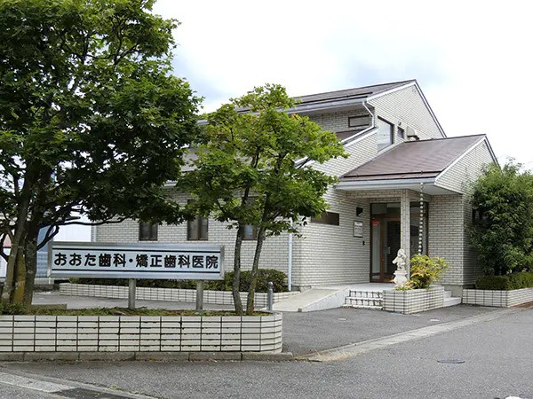 ①医院外観②待合室③診療台