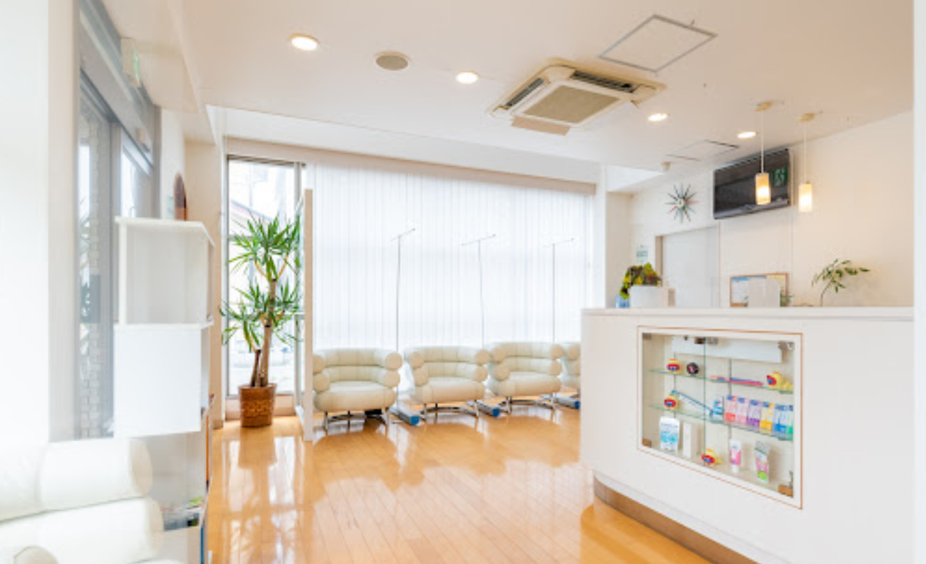 ①クリニック外観　②受付・待合室　③診察チェア