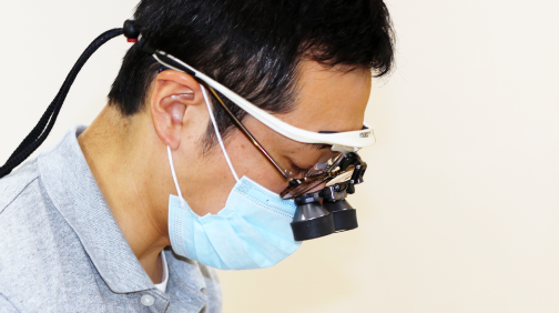 メガネ型の拡大鏡を活用し、細部まで正確に確認しながら治療します。