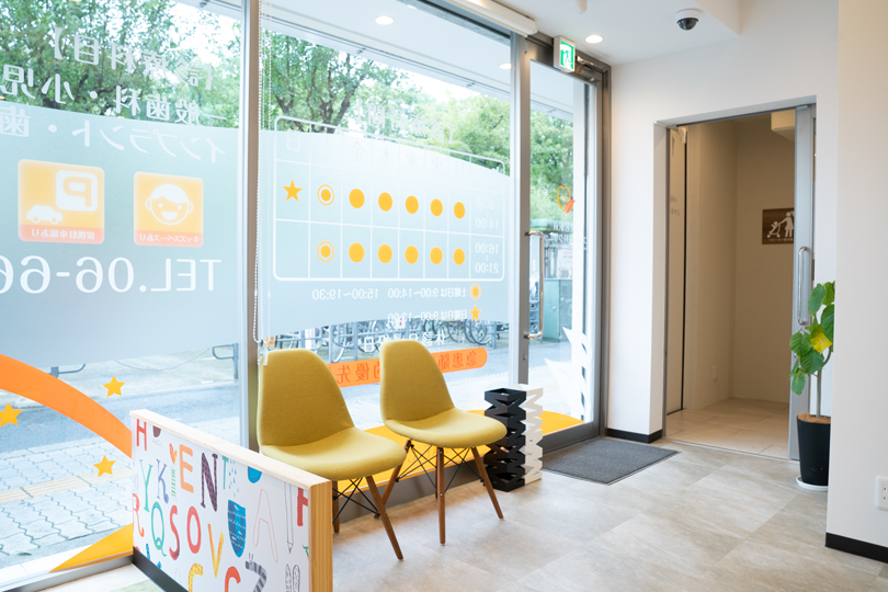 清潔で明るい空間の待合室です。