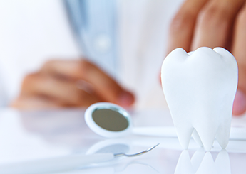 虫歯の進行を最小限に抑えるため、感染部分を徹底的に除去し、再発防止策を講じた治療を行います