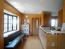 木調のあたたかみのある待合室です