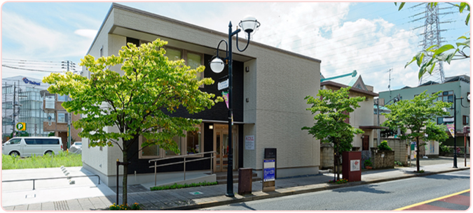 ①クリニック外観②受付③待合室