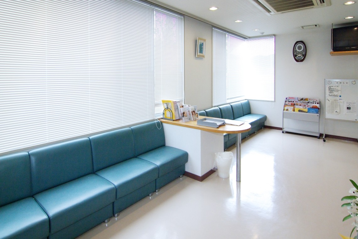待合室には明るい光が差し込んでいます