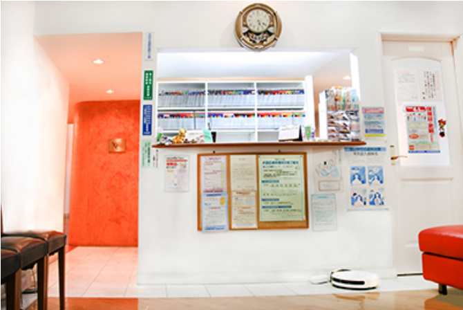 ①クリニック外観②待合室③受付