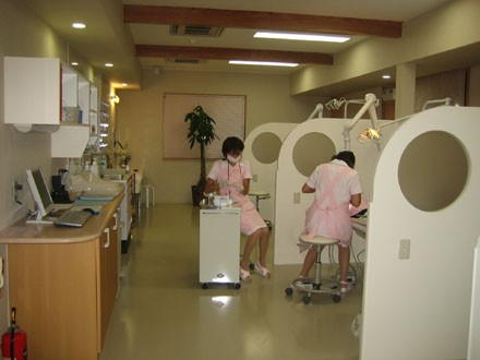 ①クリニック外観②待合室③診療室