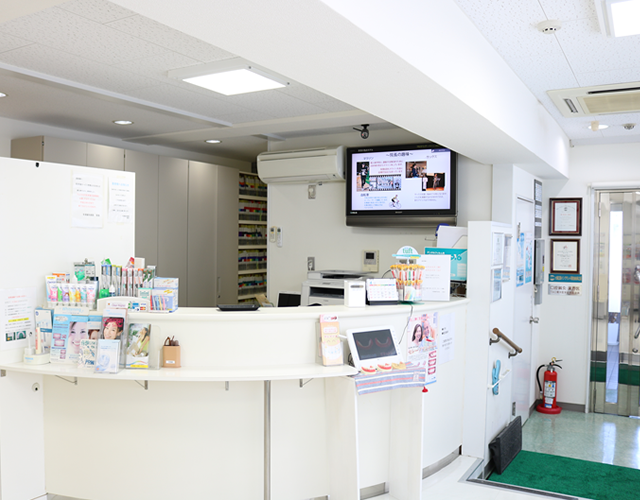 【JSOI口腔インプラント認定医 在籍】【日本臨床抗老化医学会認定医 在籍】予防から専門的なケアまで対応する寺浦歯科医院