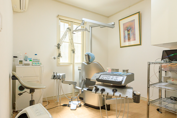 【神木 バス停 徒歩2分】開院から50年以上、地域に根差し精密治療を行う岡本歯科医院