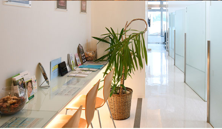 ①入口②受付③待合スペース