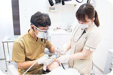 ①クリニック外観②診療チェア③マイクロスコープ