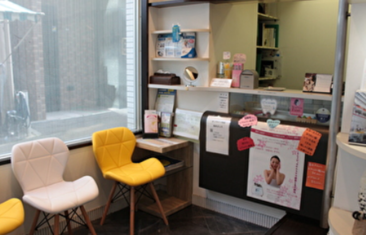 ①外観　②受付　③診療室