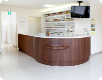 【院長は日本口腔インプラント学会専修医】【駐車場10台完備】地域の皆様の「ホーム・デンティスト（歯科医）」として歯科医療を提供