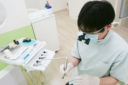 拡大鏡を活用し精密な治療を行います