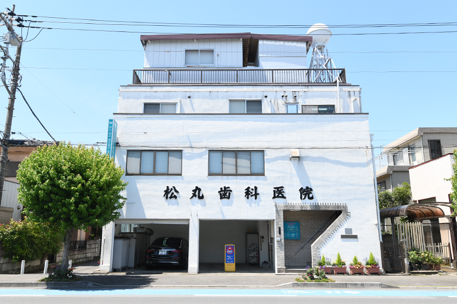 ①受付 ②待合室 ③医院外観