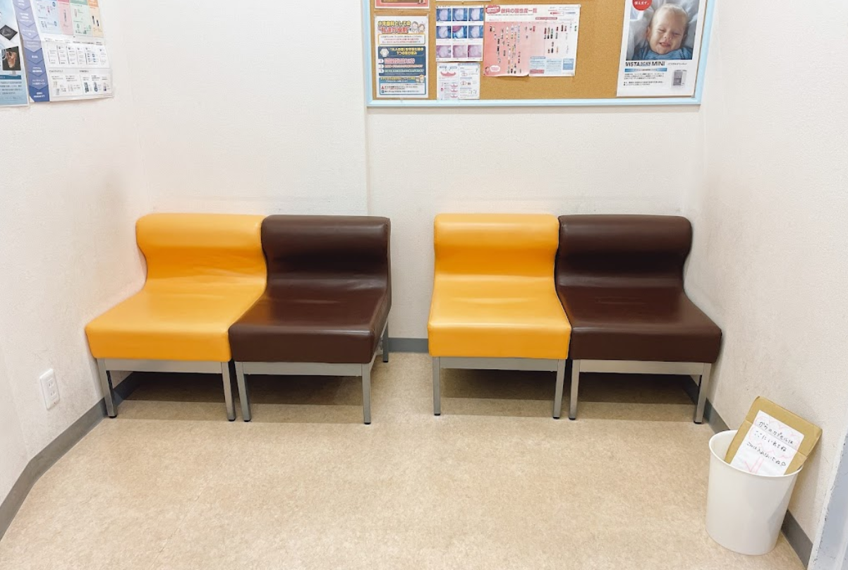 ①クリニック外観　②待合室　③診察室