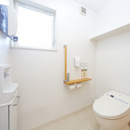 トイレには車イスのまま入ることができます