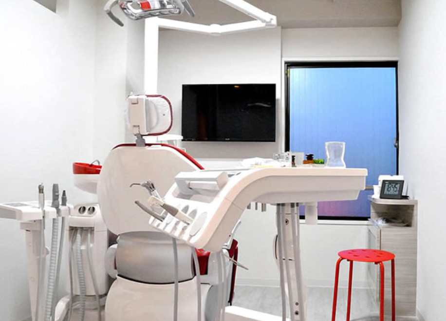 ①外観②待合室③診療室