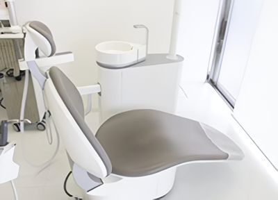 ①外観②受付③診療スペース