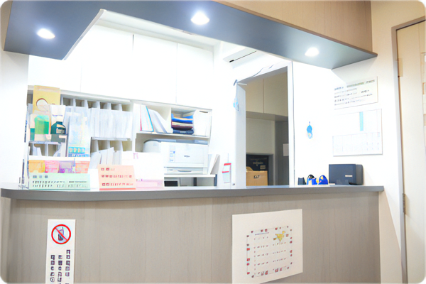 ①受付②待合室③ブラッシングスペース