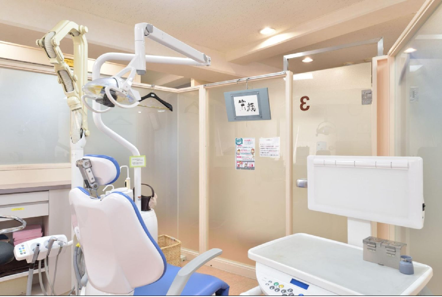 ①アットホームな明るい待合室②院長③診療室