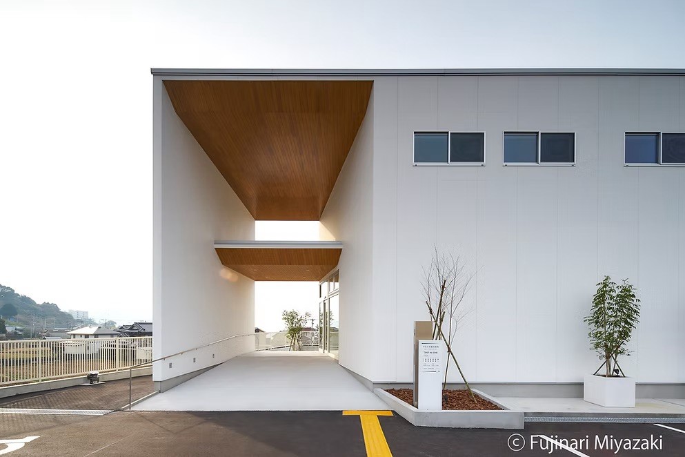 ①医院外観②待合室③エントランス