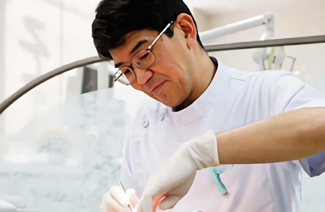 痛みへの不安に配慮しながら、できる限り負担を抑えた治療を行っています。