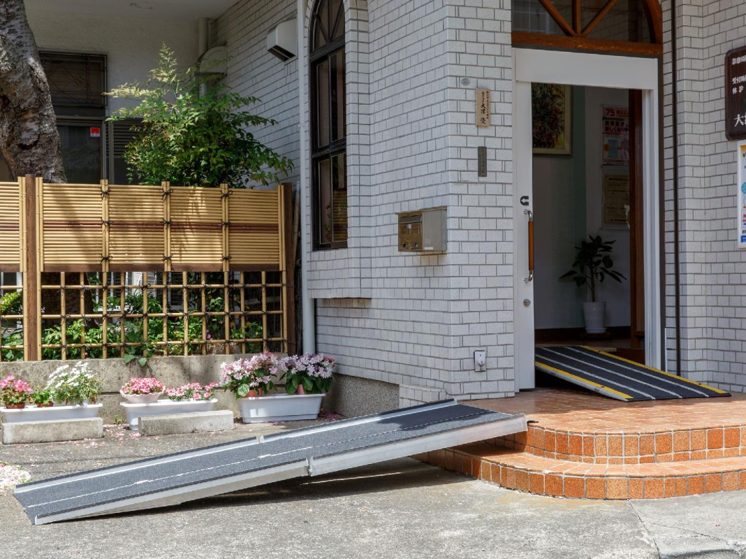 ①クリニック外観　②受付・待合室　③診療室