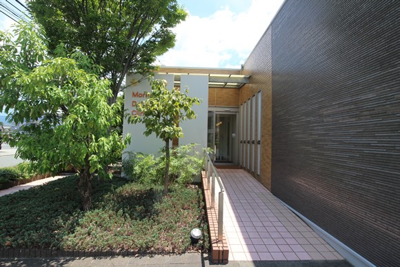 入り口はスロープとなっているため車イスやベビーカーでも通院できます