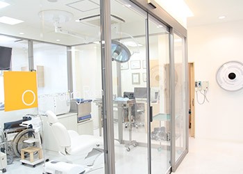 ①受付②待合室③診療スペース