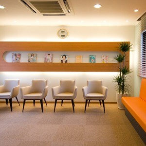 ①クリニック外観　②受付　③待合室