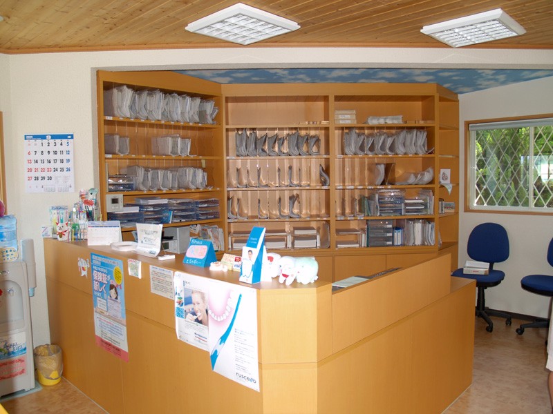 ①医院外観②受付カウンター③待合室