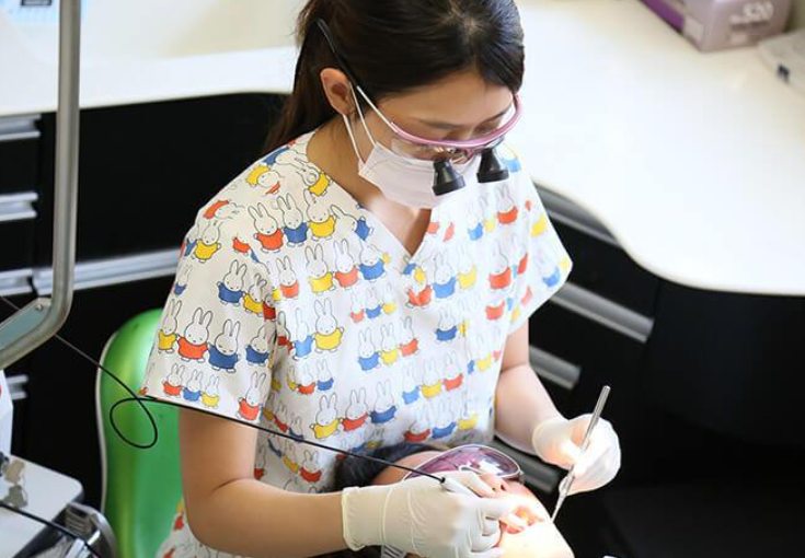 精密機器を活用した痛みの少ない治療で、健康な歯を守ります