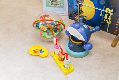 ①よなが歯科医院外観 ②受付 ③キッズスペース