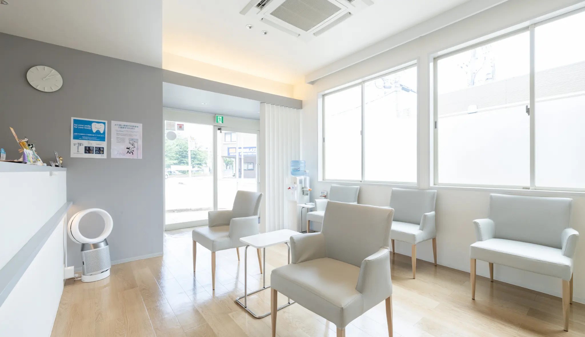 白く清潔な待合室で治療をお待ちください