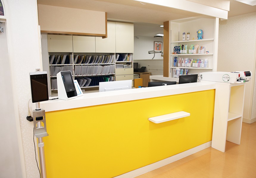 【山鹿バスセンターバス停 徒歩3分】専門医によるチーム医療で幅広い治療に対応する森歯科小児歯科医院