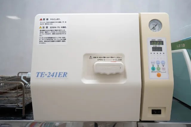 治療器具は専用の滅菌機で清潔に保っています