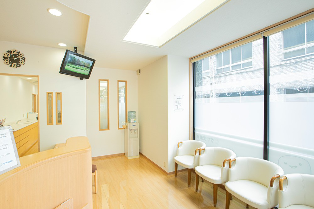 ①外観②受付③待合室