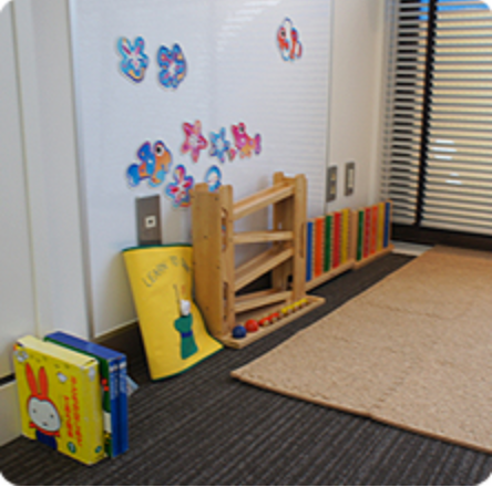 ①受け付け②治療③キッズスペース