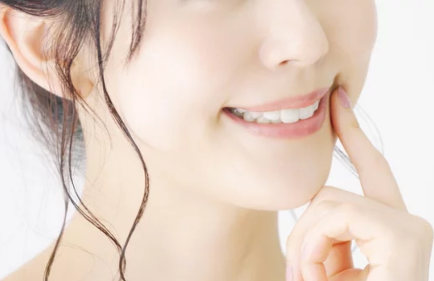 歯を削ることなく、約1カ月という短期間で自然に白い歯を目指します