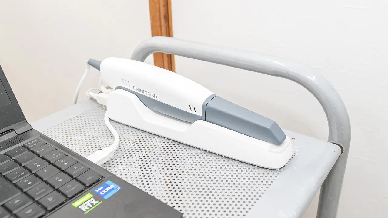 口腔内スキャナーにより負担の少ない型取りを行います