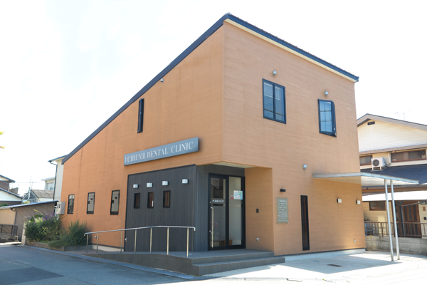 ①クリニック外観②受付③待合室