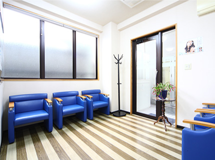 ①クリニック外観②受付③待合室