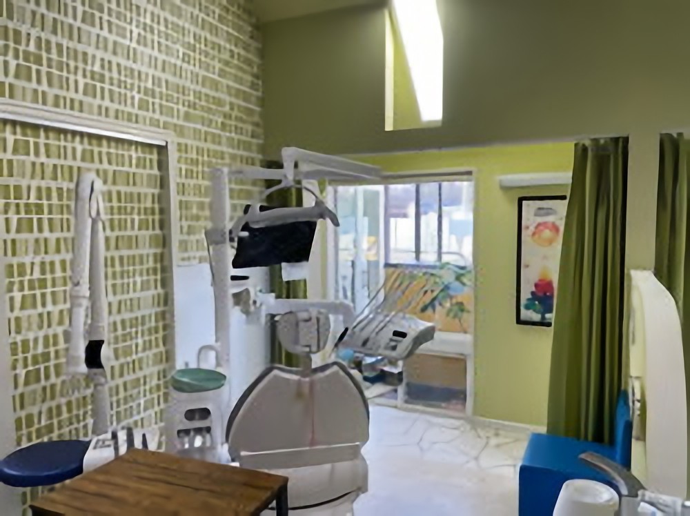 ①外観②診療室③周辺マップ