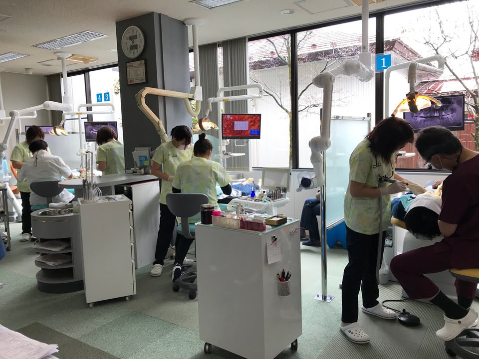 【JR奥羽本線 八郎潟駅から車で5分】院内技工設備と歯科用レーザーを活用した診療に取り組むわしや歯科医院