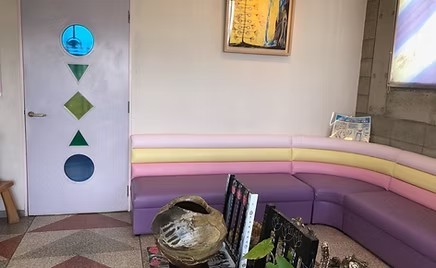 ①クリニック外観　②待合室　③待合室