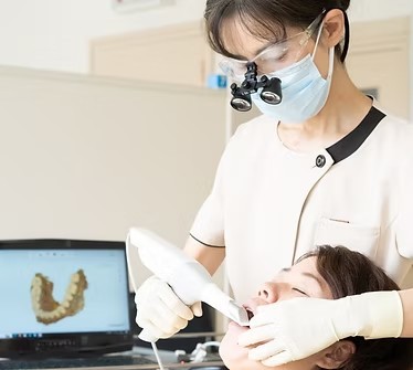 患者様一人ひとりのお口の状態に合わせた予防プログラムを提案し、将来もご自身の歯で食事や会話を楽しめるようサポートしています。